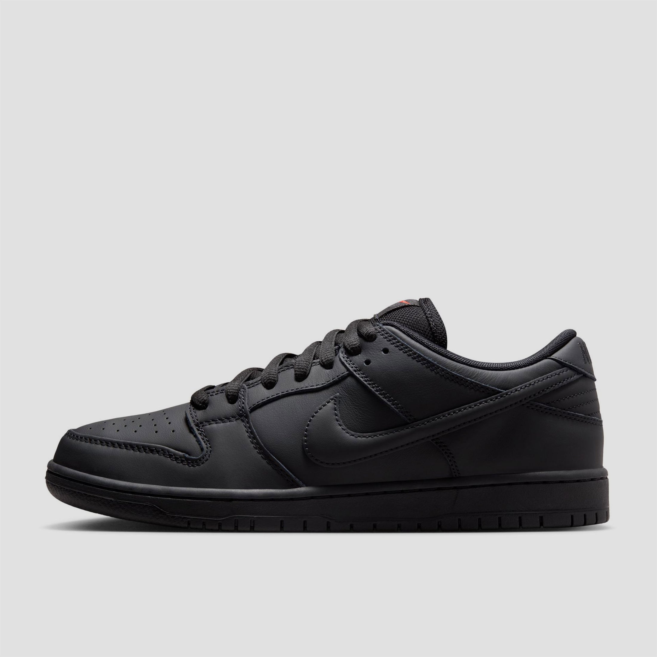 Nike SB Dunk Low Pro Skate Shoes Black / Black / Black